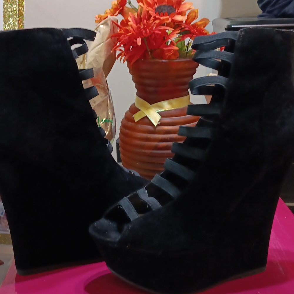 Dollhouse Black Stiletto Heels with Strappy Design - Picture 4 of 4